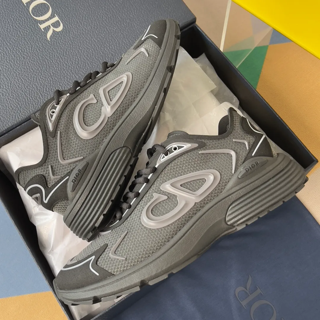 [DIOR] P: 560💰 Men's 39-44 (customized at 45.46) Dior Dior B30 series Countdown technology sneakers casual dad shoes This B30 Countdown technology sneaker is a new product in the 2026 spring men's wear series. The sports silhouette combines high-end logos and technological performance, making it unique. Lightweight and comfortable, it's inspired by modern running and crafted from materials like white and gray N30 nylon, a breathable technical fabric with multiple layers of translucence. Decorated with navy blue injection molded rubber panels and a graphic reinterpretation of the CD30 logo to enhance the style. Rubber Dior B30 and CD30 logos on the tongue and backside. The textured-effect sole is made from elastic rubber and foam and features classic details for ideal comfort. Can be matched with sportswear and casual outfits to create a sophisticated look. Exquisite packaging at the delivery counter 🛍📦 ▪️Fabric: original customized technical fabric + mesh ▪️Inner lining: customized breathable lining ▪️Outsole: original molded IP foam + TPU outsole ▪️Insole thickness: 3.5CM